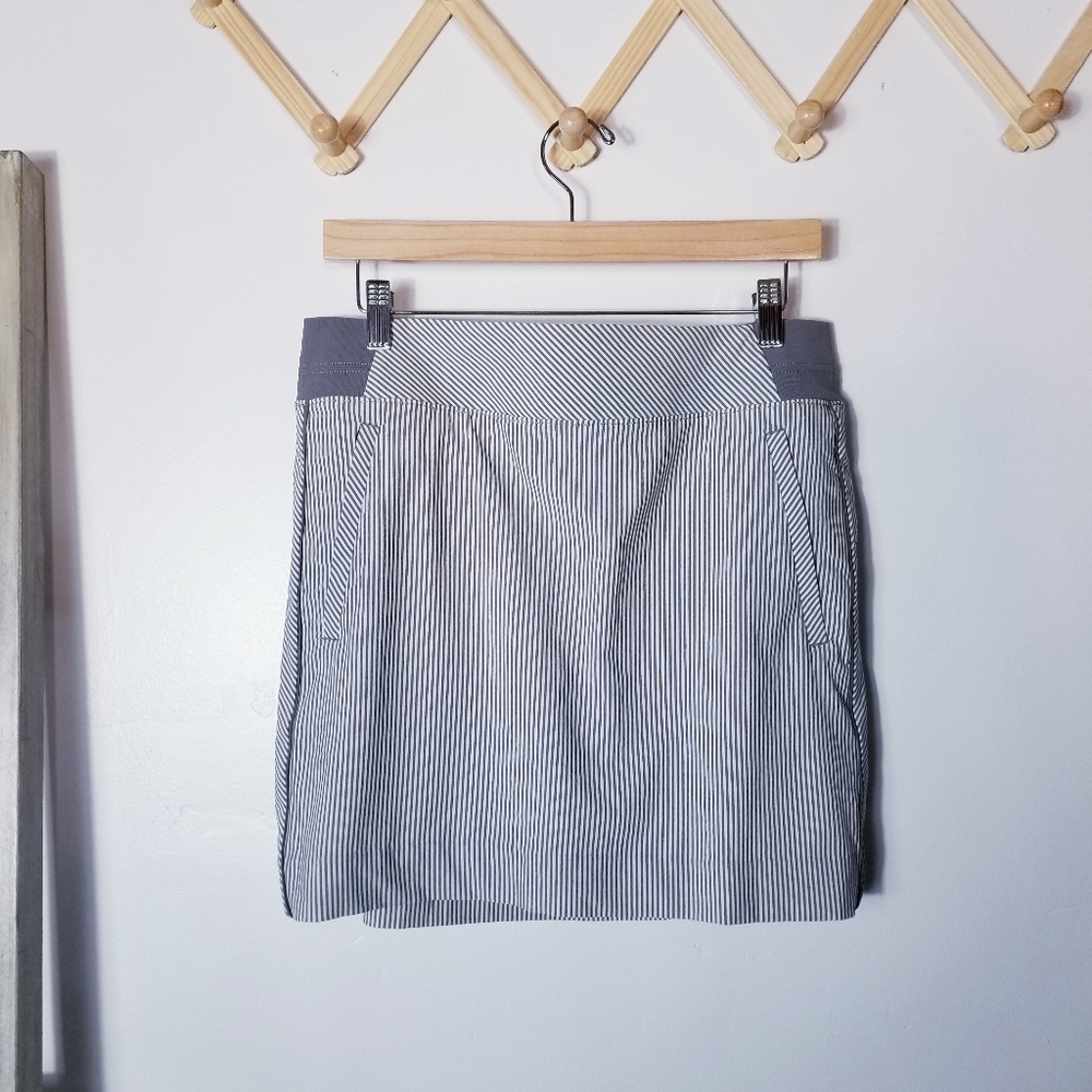 ATHLETA GRAY AND WHITE STRIPED SKIRT WITH ATTACHED SHORTS SIZE 10